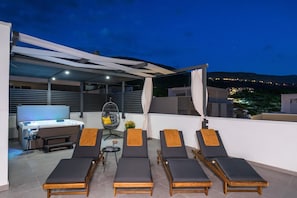 Outdoor spa tub - Apartment in Split near the Adriatic Coast (Podstrana)
