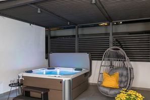 Indoor spa tub - Apartment in Split near the Adriatic Coast (Podstrana)