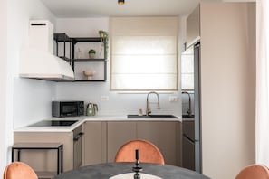 Fridge, microwave, oven, stovetop - Apartment in Split near the Adriatic Coast (Podstrana)