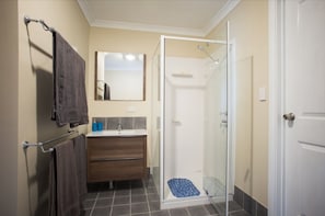 Shower, towels, soap, shampoo - Nutcrackers Lodge (Myrup)