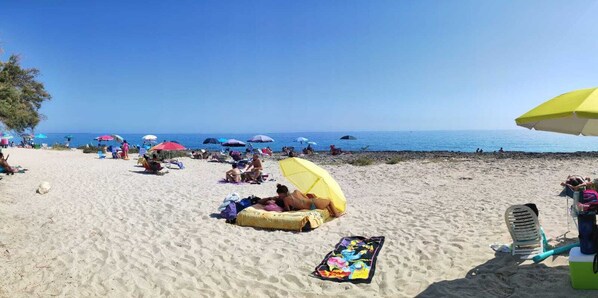 Una spiaggia nelle vicinanze