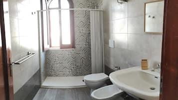 Regadera, secadora de cabello, bidet, toallas