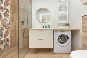 Apartamento, 1 quarto, sacada | Banheiro | Chuveiro, chuveiro com efeito de chuva, produtos de toalete grátis 