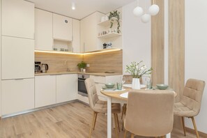 Apartamento, 1 quarto, sacada | Cozinha privada | Geladeira, cooktop, lava-louças, cafeteira/chaleira