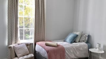 6 bedrooms, desk, iron/ironing board, travel cot
