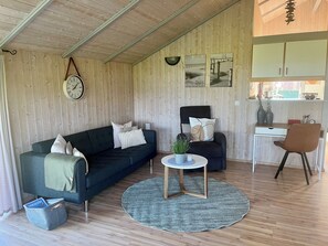 TV, DVD player, books, stereo - Ferienhaus "sanderling" - Gemütliches Holzhaus mit Blick auf die Schafswiesen (Tönning)