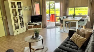 Tv, dvd-afspiller, bøger, stereoanlæg