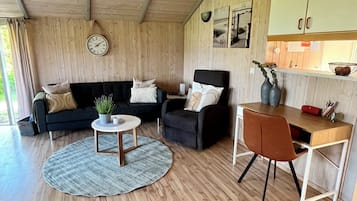 Tv, dvd-afspiller, bøger, stereoanlæg