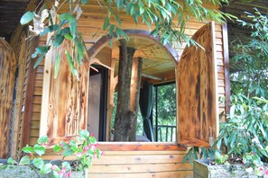 Rumah Pohon, pemandangan gunung | Dilengkapi dengan perabotan berbeda-beda dan Wi-Fi gratis