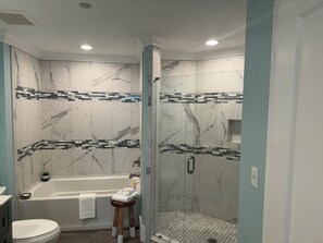 Ducha, secador de pelo, toallas, jabón