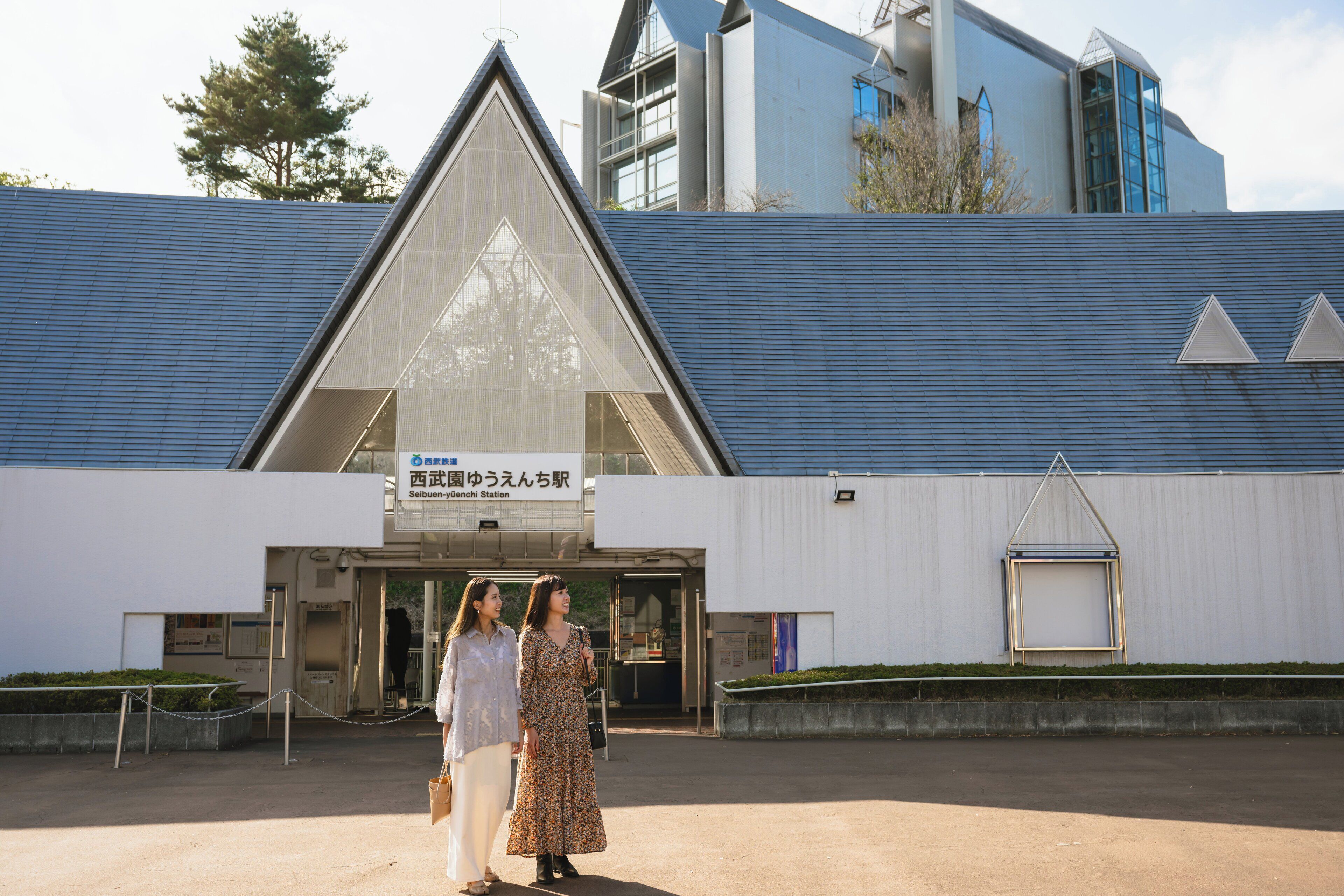 A building with a triangular entrance and a sign in a foreign language.
