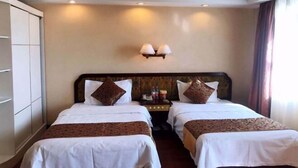 A hotel room with two beds, a wardrobe, a nightstand with a lamp, and a window with curtains. - Fushun Tiantian Hotel (Mudanjiang High-speed Railway Wanda Branch) (Mudanjiang)
