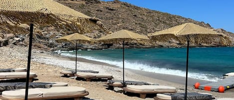 På stranden, gratis transport till/från stranden och strandbarer