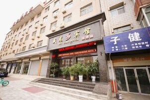 Un hotel con un cartel que dice 'Wong Long Hotel' y otro letrero que indica 'Zhi He'.