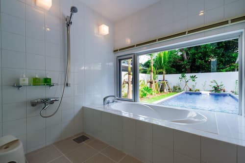 SSuite Pool Villa -Sauna- | Bathroom | Separate bathtub and shower, free toiletries, hair dryer, towels