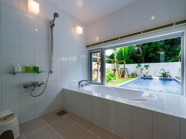 Villa - icke-rökare - privat pool (SSuite Pool Villa -Sauna-) | Badrum | Badkar och dusch, gratis toalettartiklar, hårtork och handdukar