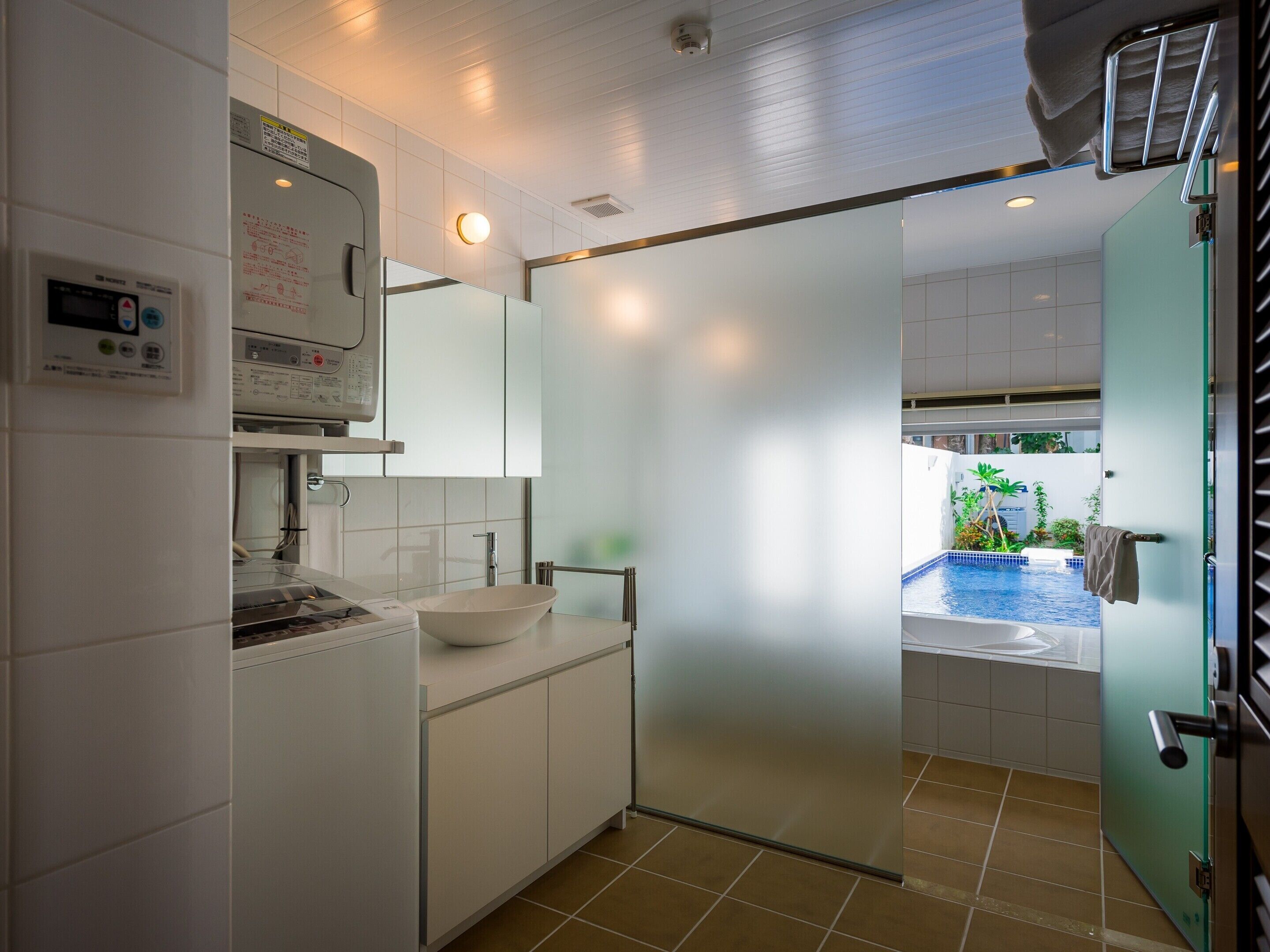 Biệt thự, không hút thuốc, hồ bơi riêng (SSuite Pool Villa -Sauna-) | Phòng tắm | Bồn tắm và buồng tắm vòi sen riêng, đồ dùng nhà tắm miễn phí 