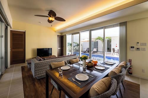 Suite Pool Villa Non-smoking | Living area