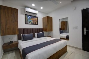 Classic Room | Free WiFi - Shine Inn Couple fridenlly Best (New Delhi)