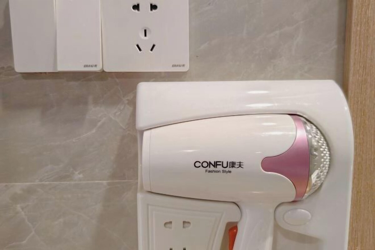 A white hairdryer with a pink accent and the text 'CONFU' and 'Fashion Style' on it.