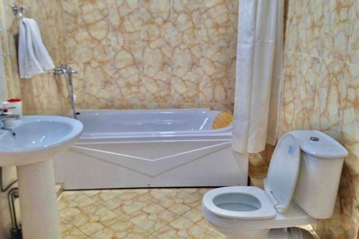 Une salle de bain avec une baignoire, des toilettes et un lavabo.