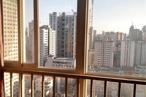 Een hoog gebouw met meerdere verdiepingen en een helder uitzicht op de stadsgezicht door het raam.