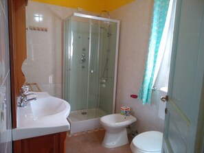 Appartement, 2 slaapkamers, roken, terras | Badkamer met douche