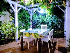 Apartment, 2 Schlafzimmer, Raucher, Terrasse | Speisen im Freien