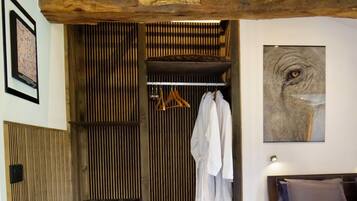 1 slaapkamer, een bureau, een strijkplank/strijkijzer, wifi