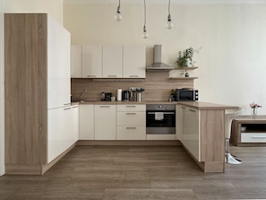Kühlschrank, Mikrowelle, Ofen, Herdplatte