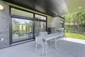 Outdoor dining - Ultra Luxurious & Modern Oasis: Private Spa/Sauna (La Conception)