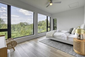4 bedrooms, desk, iron/ironing board, travel crib - Ultra Luxurious & Modern Oasis: Private Spa/Sauna (La Conception)