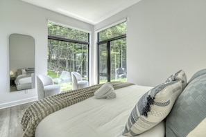 4 bedrooms, desk, iron/ironing board, travel crib