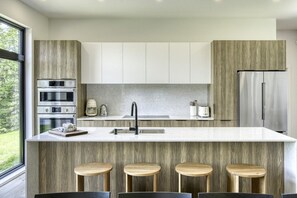 Réfrigérateur, four à micro-ondes, un four, surface de cuisson