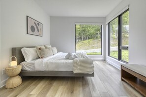 4 chambres, bureau, fer et planche à repasser, lit de bébé portatif