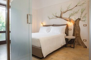1 habitación, caja de seguridad en la habitación y escritorio 