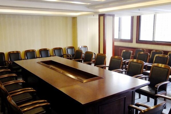 A conference room with a long table and chairs arranged around it. - Huilong Dasha Hotel (Chengde)