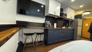 Fridge, microwave, coffee/tea maker, electric kettle - Ski to your door at the Griz Inn / Fully Renovated (Fernie)