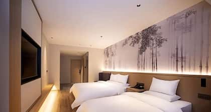 Songguo Hotel (Zhengzhou Tongbai Road Central Hospital Metro Station)