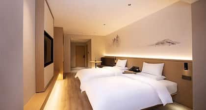 Songguo Hotel (Zhengzhou Tongbai Road Central Hospital Metro Station)