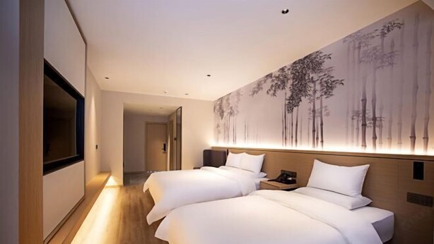 A hotel room with two beds, a large wall mural, a TV, and a wooden floor. - Songguo Hotel (Zhengzhou Tongbai Road Central Hospital Metro Station) (Zhengzhou)