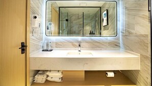 A modern bathroom with a large mirror, a sink, and a toilet. - Songguo Hotel (Zhengzhou Tongbai Road Central Hospital Metro Station) (Zhengzhou)