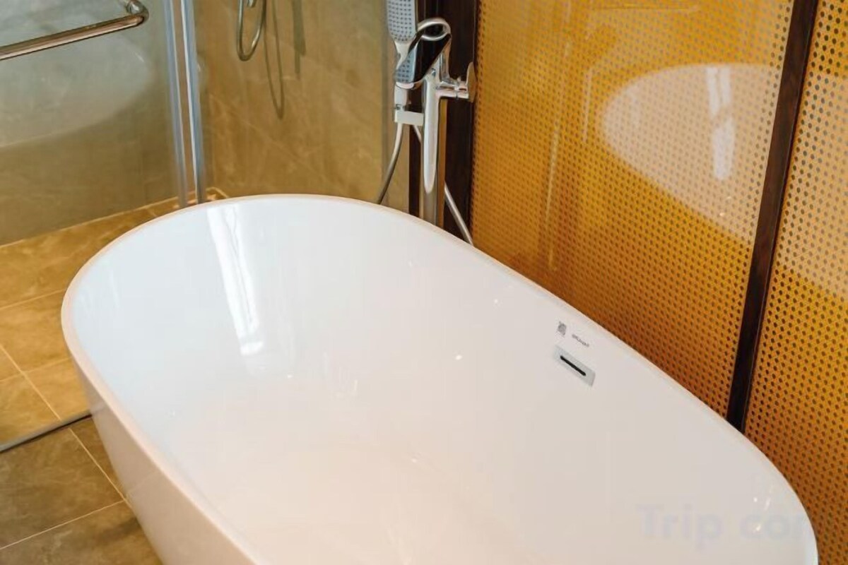 Baño | Secador de pelo, zapatillas, toallas y jabón