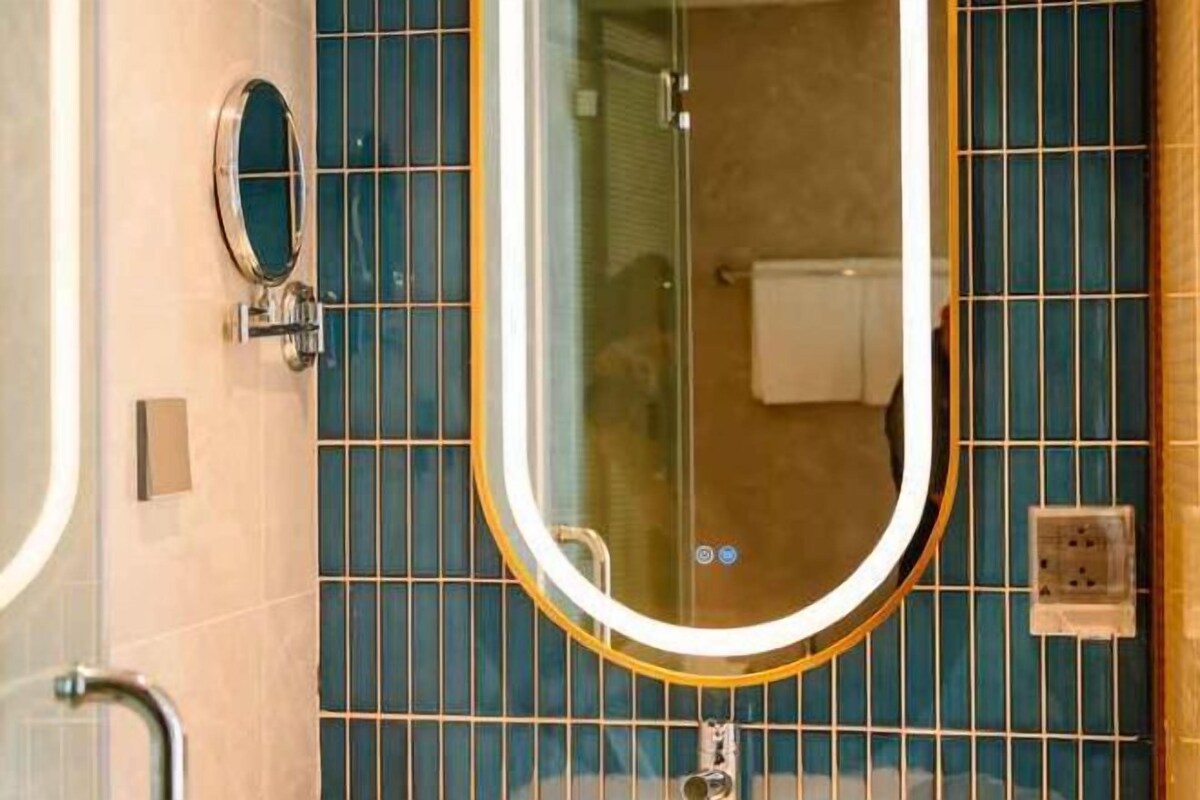 Baño | Secador de pelo, zapatillas, toallas y jabón