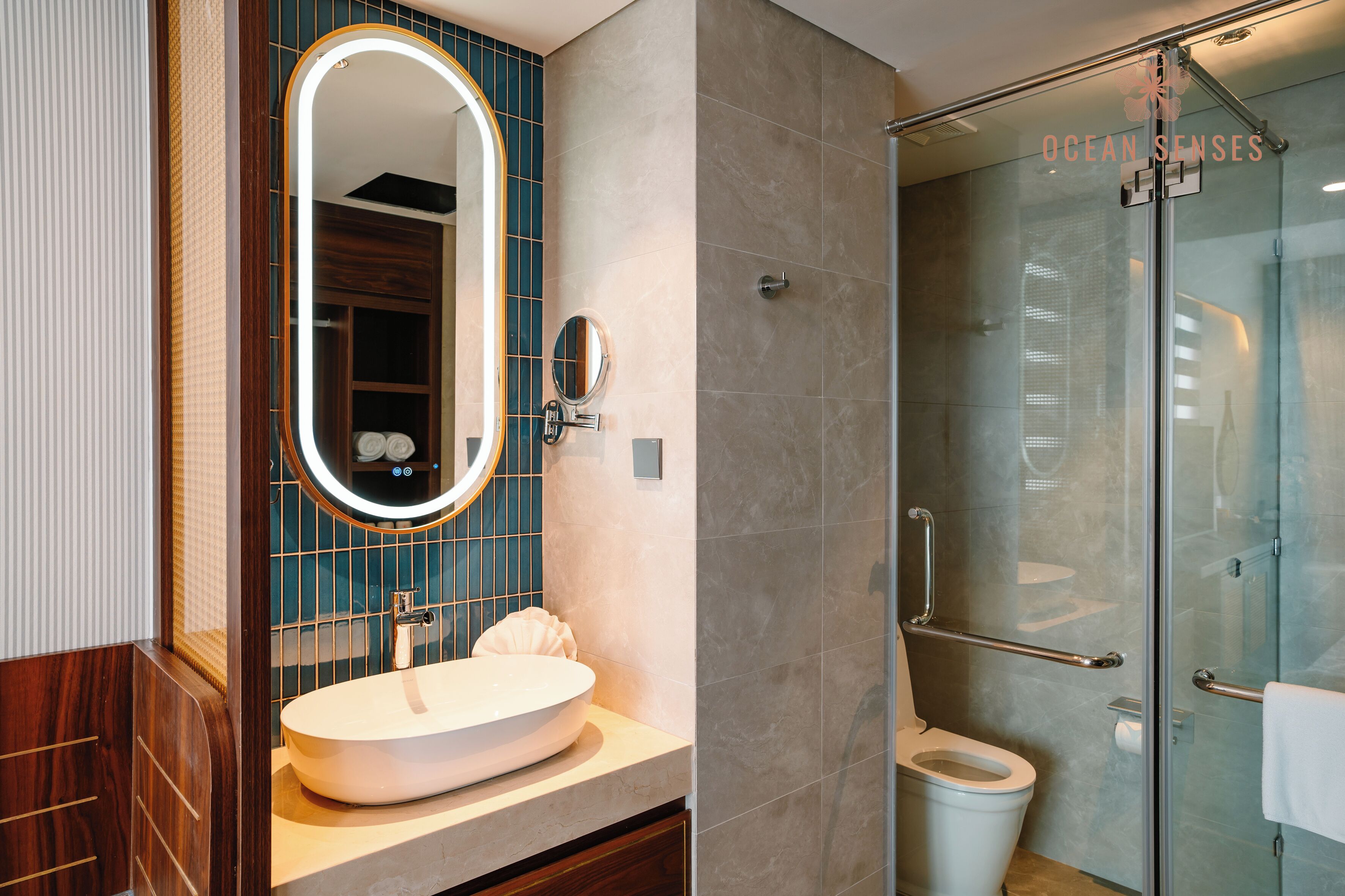 Habitación Deluxe doble de uso individual, balcón, vistas a la ciudad | Baño | Secador de pelo, zapatillas, toallas y jabón