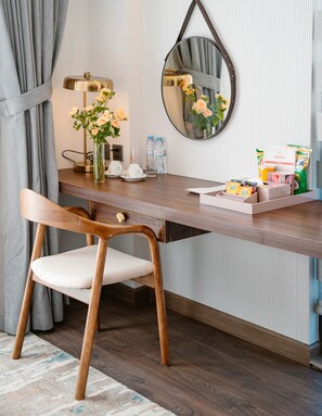 Deluxe-Doppelzimmer zur Einzelnutzung, Balkon, Stadtblick | Badezimmer | Haartrockner, Hausschuhe, Handtücher, Seife