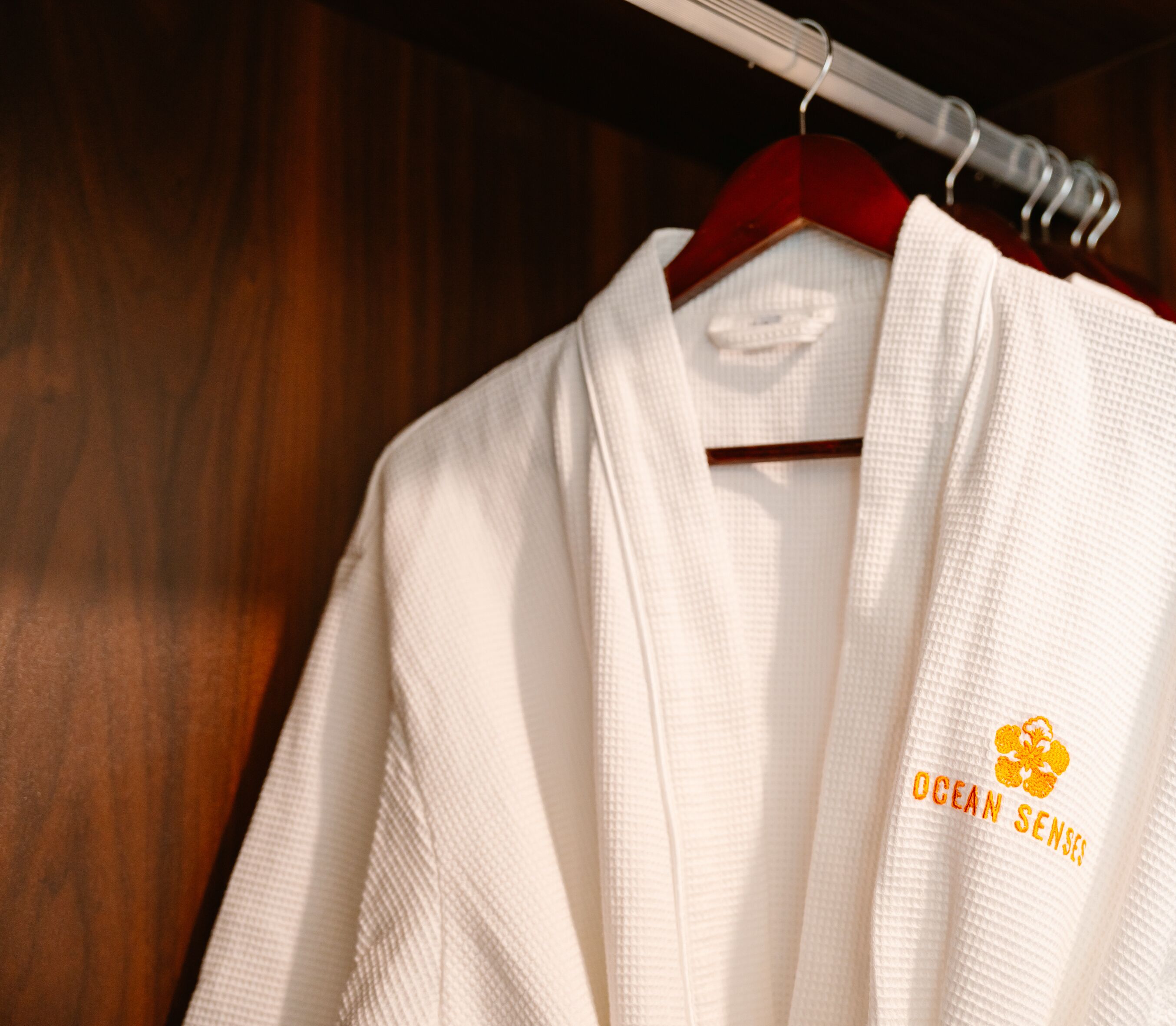 Hiustenkuivaaja, tohvelit, pyyhkeet, saippua