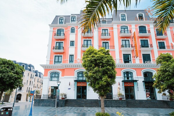 TV, fireplace, heated floors, computer monitors - Ocean Sense Hotel (Hai Phong)