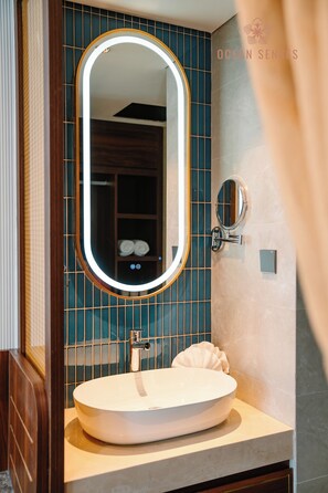 Deluxe Double Room Single Use, Balcony, City View | Bathroom - Ocean Sense Hotel (Hai Phong)