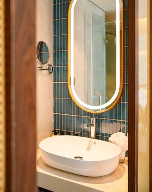 Quarto casal clássico, vista para a cidade | Banheiro | Secador de cabelo, chinelos, toalhas de banho, sabonete